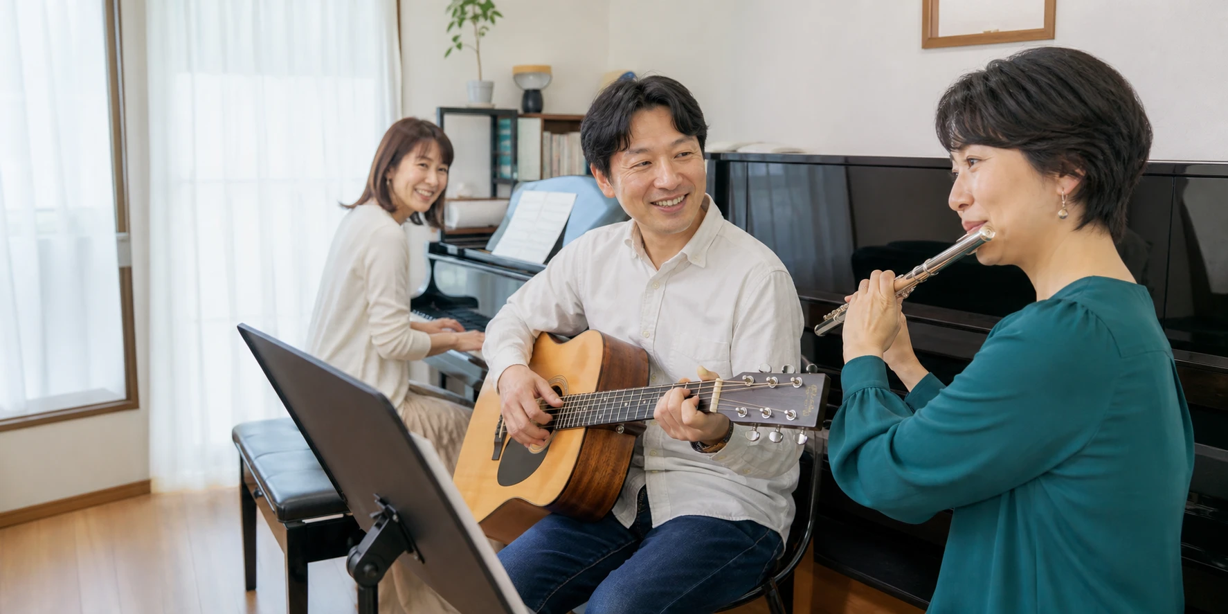 大人が教室で楽器を楽しむ様子